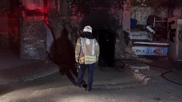 Beyoğlu'nda bulunan tarihi Kurşunlu Han'da yangın