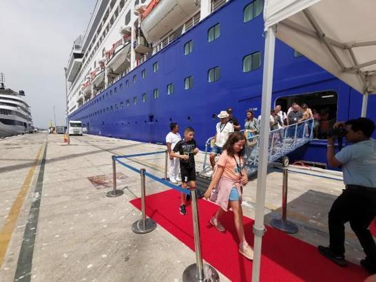 Ege'de ilk seferine çıkan kruvaziyer gemisi, Kuşadası Limanı'na demirledi