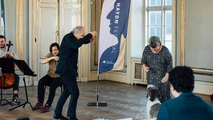 Danimarka’daki klasik müzik festivalinde orkestraya 3 köpek katıldı