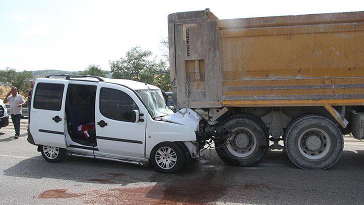 Hafif ticari araç, hafriyat kamyonuna arkadan çarptı: 4'ü çocuk, 7 yaralı