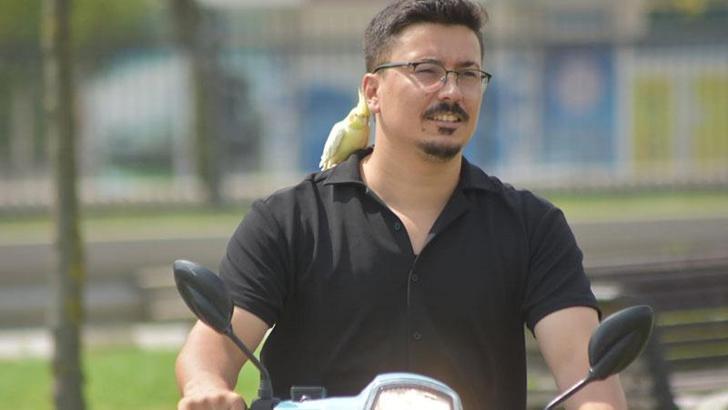 Papağanı 'Şakir'le motosiklete biniyor, kahveye gidiyor
