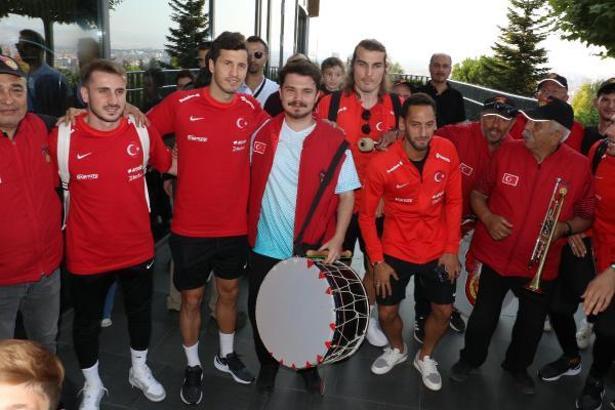 A Milli Futbol Takımı'na Eskişehir’de bandolu karşılama