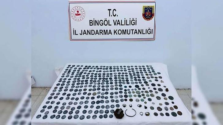 Bingöl'de 2 gök taşı ile 373 tarihi eser ele geçirildi