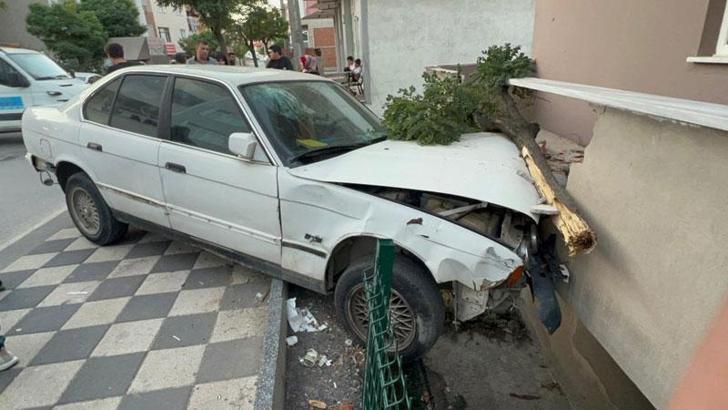 Arıza yapan otomobilini yokuş aşağıya çalıştırmak isterken 2 araca, direklere ve eve çarptı