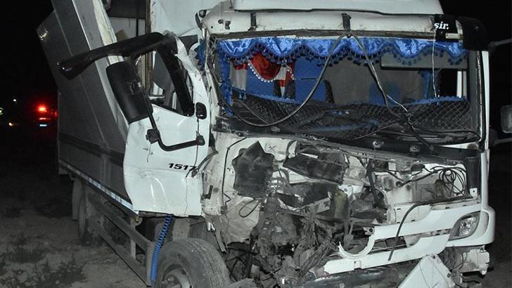 Kamyon, yolcu indiren kamyonete çarptı: 2 ölü, 7 yaralı