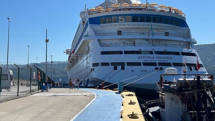 Amasra'da kruvaziyerden inen Rus turistler denize girdi