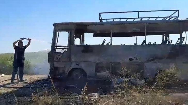 Tarım işçileri, şoförüyle tartıştıkları midibüsü yaktı