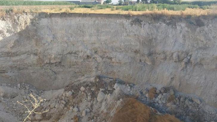 Konya'da 40 metre derinliğinde obruk oluştu