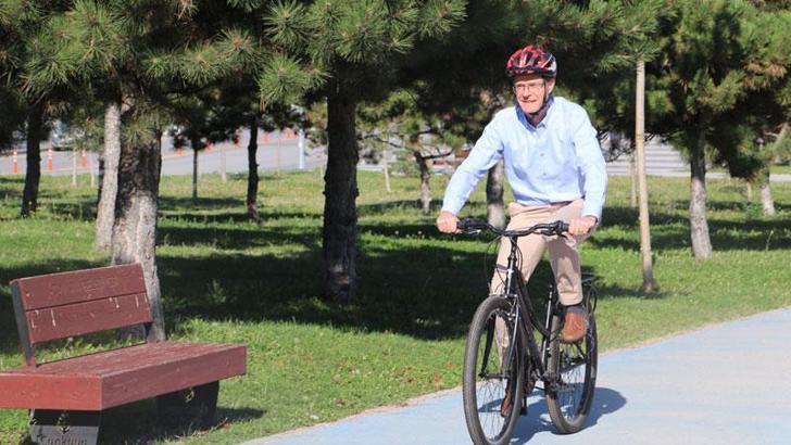 Büyükelçi Landrut, iklim değişikliği farkındalığı için pedal çevirdi