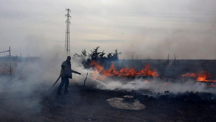 Edirne'de nalbur deposunda çıkan yangın tarlalara da sıçradı