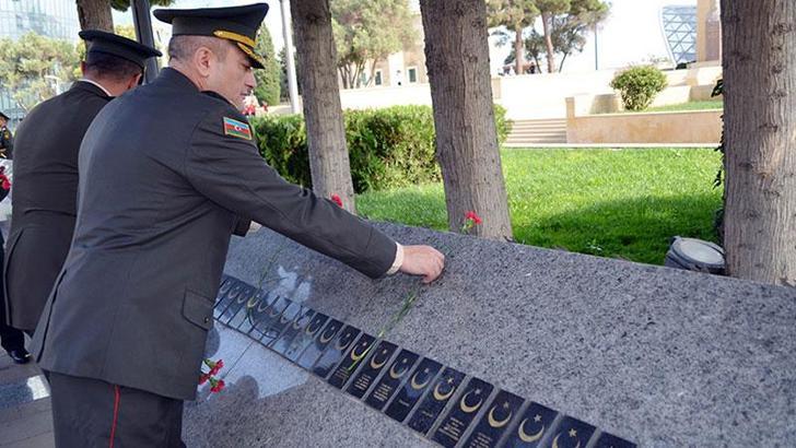 Azerbaycan Savunma Bakanlığı’ndan bir grup asker Türk şehitliğine çelenk koydu
