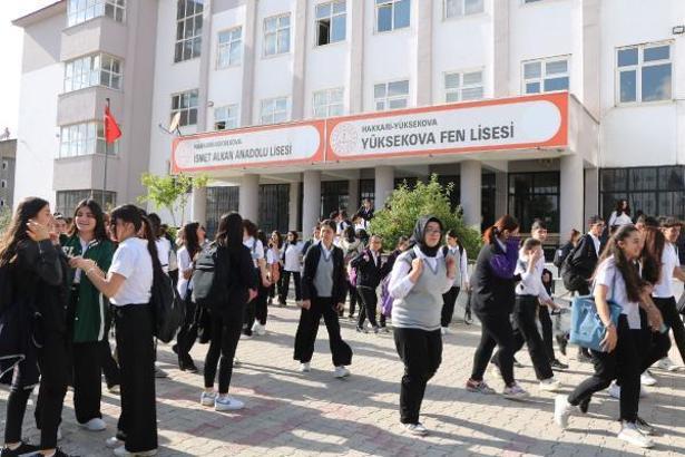 Yüksekova'da başka okulun binasında eğitim gören fen lisesi öğrencilerinden Bakan Tekin’e mektup