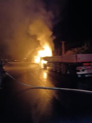 Seyir halindeyken tutuşan TIR, alev alev yandı