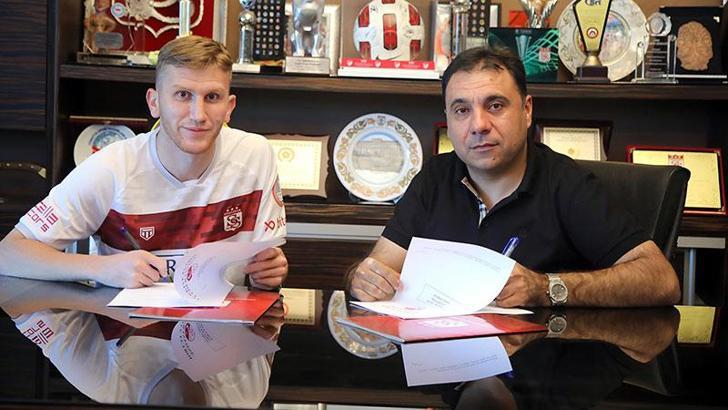Burak Kapacak, Sivasspor'a imzayı attı