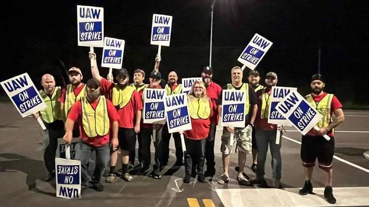 ABD’de otomotiv iÅŸçileri 3 dev ÅŸirkette aynı anda greve baÅŸladı