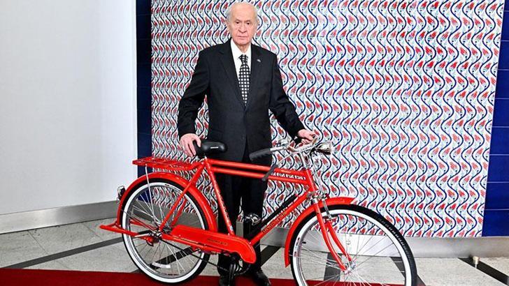 Bahçeli, bisikletli pozuyla 'Cumhurbaşkanlığı Bisiklet Turu'nu kutladı