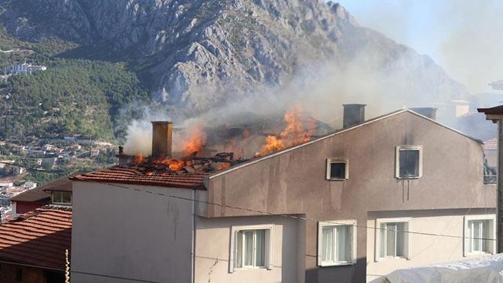 Amasya'da 4 katlı binanın çatı katı yandı