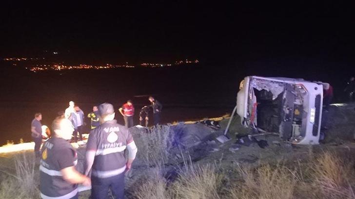 Van'da göçmenlerin taşındığı midibüs kaza yaptı: 5 ölü, 21 yaralı