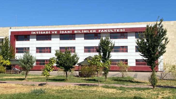 Dekan yardımcısı, eski kız öğrencisinin bıçaklı saldırısında yaralandı