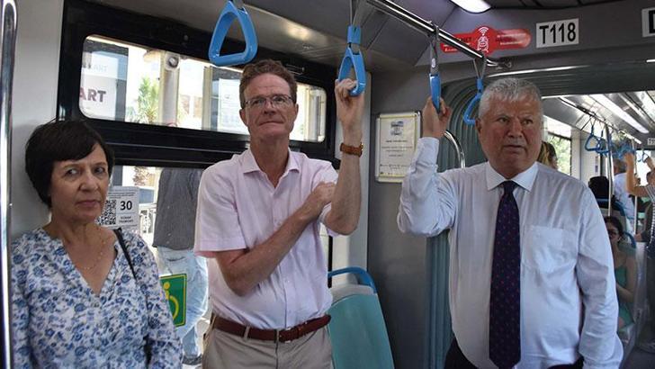 Büyükelçi Landrut, 'Avrupa Hareketlilik Haftası' kapsamında İzmir'de toplu ulaşımı kullandı