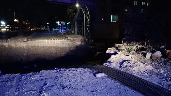 Motosikletli kurye 4 metre derinlikteki kuyuya uçtu