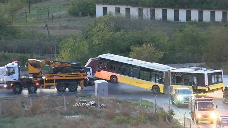 Başakşehir'de devrilen İETT otobüsü kaldırıldı
