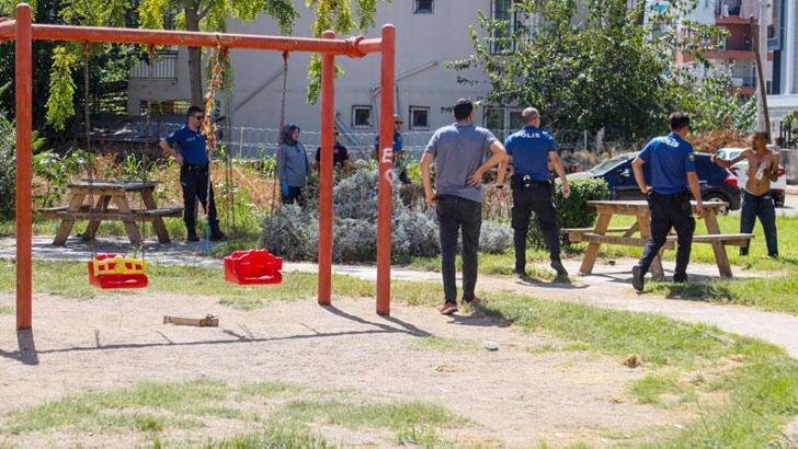 Parkta temizlik görevlisi 'Git buradan' deyince kendini salıncağa bağladı