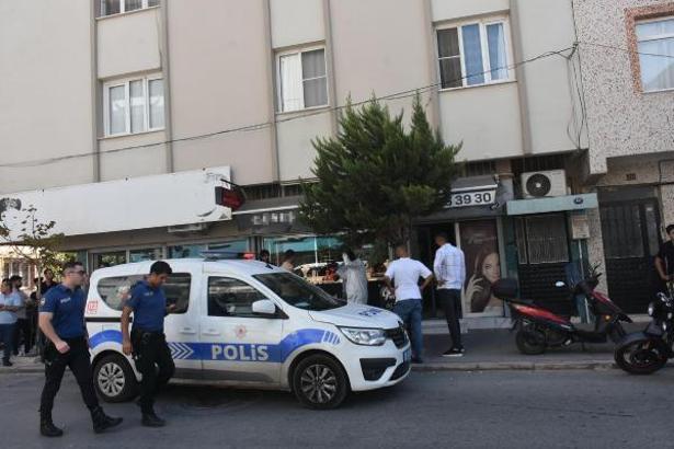 İzmir'de silahlı ve maskeli kuyumcu soygunu kamerada; 1 yaralı