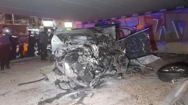 Bahçelievler'de otomobil köprünün beton bloğuna çarptı: 4 ölü