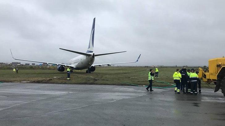 Uçak taksi yolu dışına çıktı, yolcular tahliye edildi