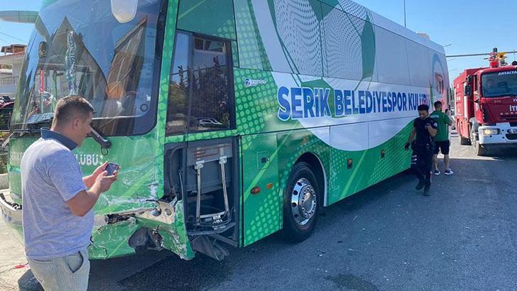 Serik Belediyespor takım otobüsü, otomobille çarpıştı: 1 yaralı