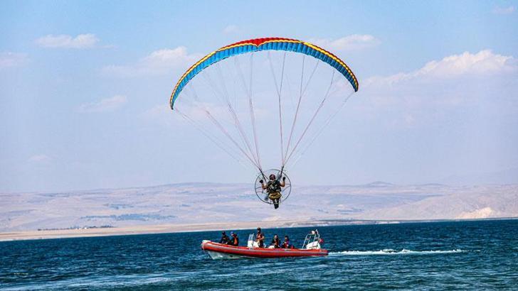 Van Gölü sahilinde yamaç paraşütü ve paramotor şampiyonası