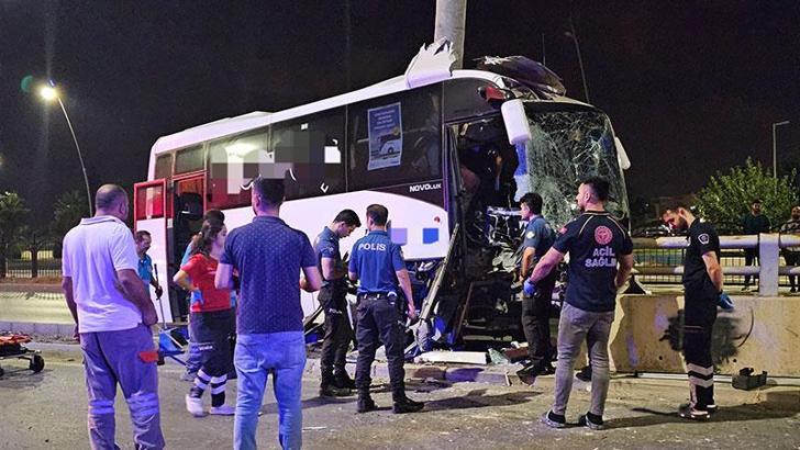 Havalimanına yolcu taşıyan midibüs, direğe çarptı: 5 yaralı