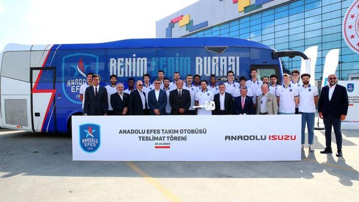Anadolu Efes'e yeni takım otobüsü teslim edildi