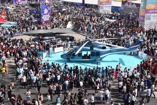 İzmir'de TEKNOFEST'te 2'nci gün; paraşüt atlayış ekibi gösteri yaptı