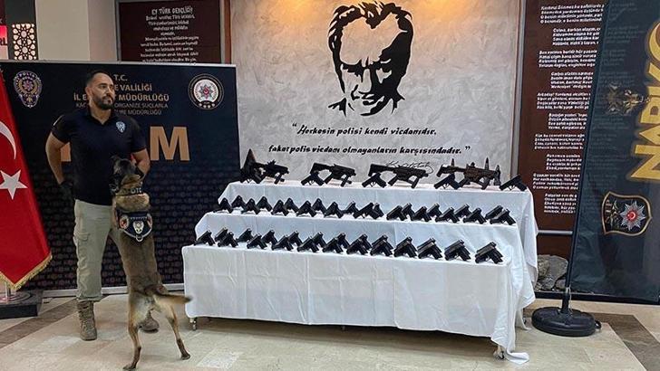 Bulgaristan'a çıkış yapacak TIR'da, 50 tabanca ile 4 makineli tüfek ele geçirildi