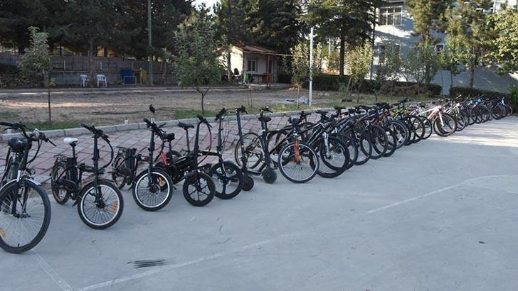 Evin bahçesinde 53 çalıntı motosiklet ve bisiklet bulundu; baba- oğul gözaltına alındı