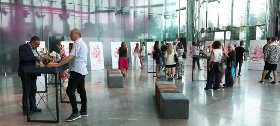 Ünlüler meme kanserine farkındalık yaratmak için objektif karşısına geçti