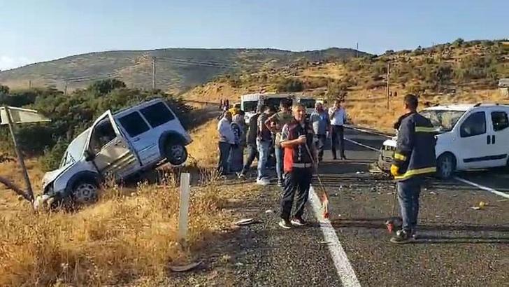 Elazığ'da hafif ticari araçlar kafa kafaya çarpıştı: 9 yaralı