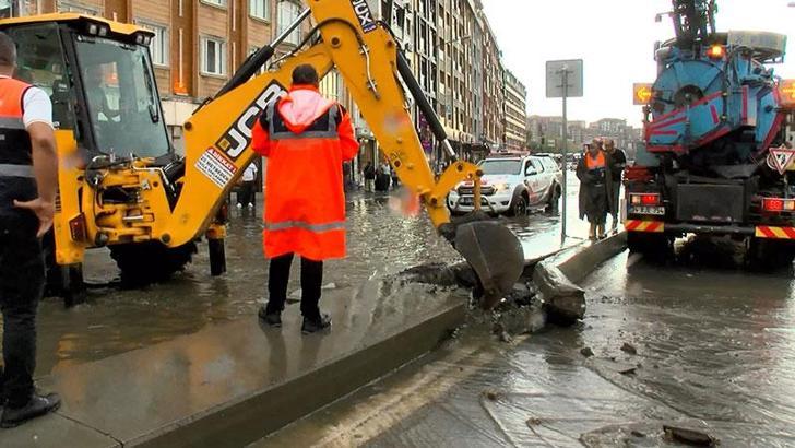 Alibeyköy'de caddeyi basan su orta refüj kırılarak tahliye edildi
