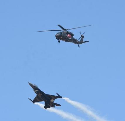 TEKNOFEST'te F-16 savaş uçağı ve helikopterle kol uçuşu gösterisi