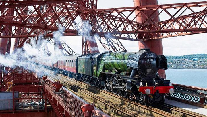 Tarihi Uçan İskoçyalı treni başka bir trenle çarpıştı