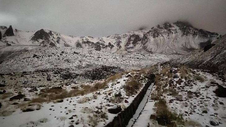 Erciyes Dağı'na mevsimin ilk karı düştü