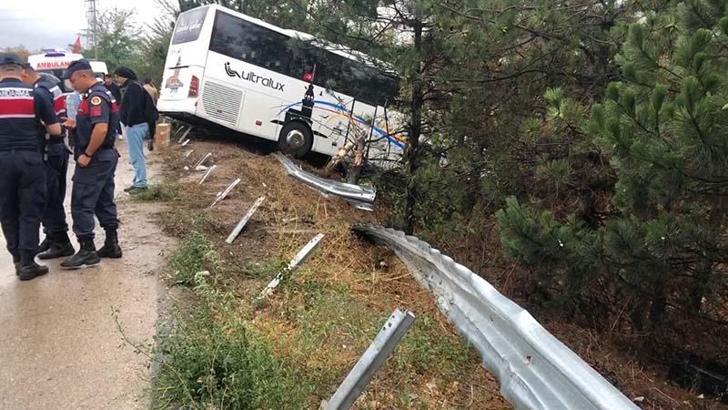 Yağış nedeniyle yoldan çıkan otobüs, ağaçlığa girdi; 2 yaralı