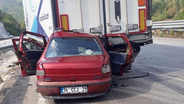 Tokat'ta otomobil, TIR'a çarptı: 3 ölü