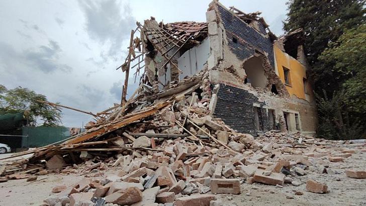 Malatya'da ağır hasarlı 2 katlı bina çöktü