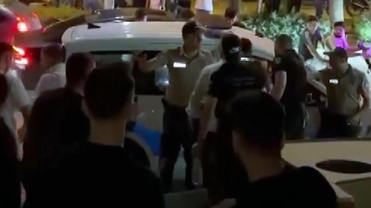İş yeri önünde uygulama yapan polise saldırıda 2 tutuklama