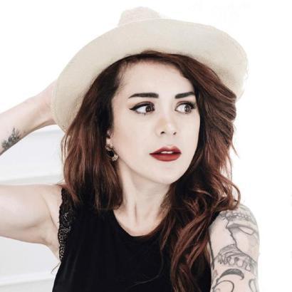 (Ek fotoğraf)-Taksim'de merdivenlerde oturan iki arkadaşa çivili sopa ve şişelerle saldırdılar