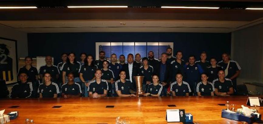 Fenerbahçe Kadın Basketbol Takımı, Süper Kupa'yı Ali Koç ve yöneticilere götürdü