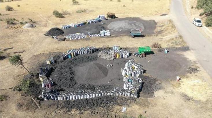 Mangal kömürü yaparak geçimlerini sağlıyorlar